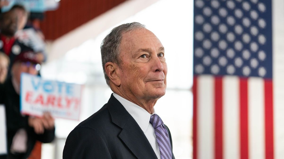 Bloomberg se po perné první debatě brání zmanipulovaným videem